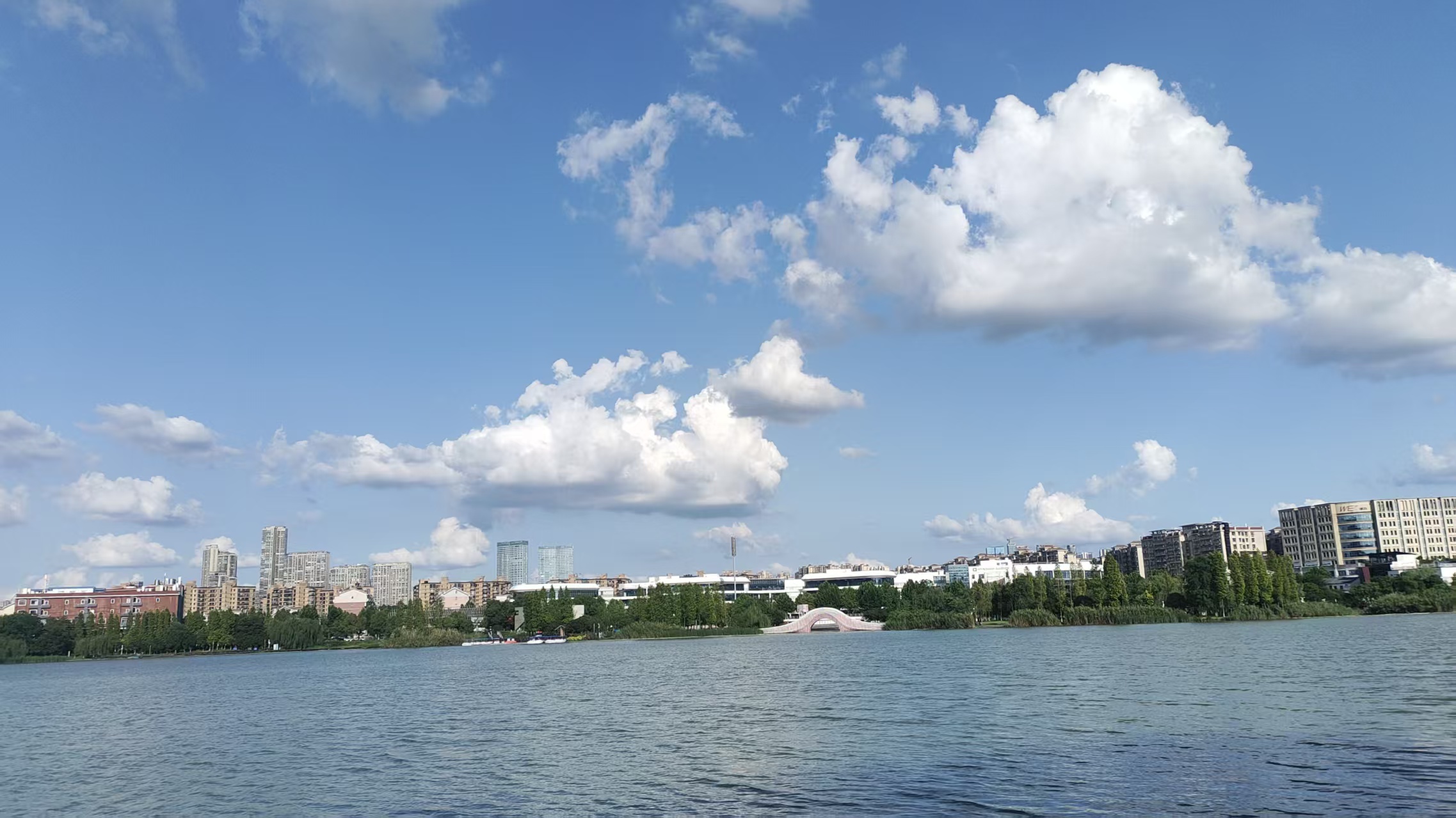 六月份拍的后湖天空 图片来源 手机相册